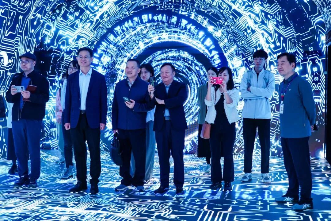 2024120602 國家廣電總局發(fā)展研究中心一行赴利亞德勵豐文化調(diào)研指導(dǎo)