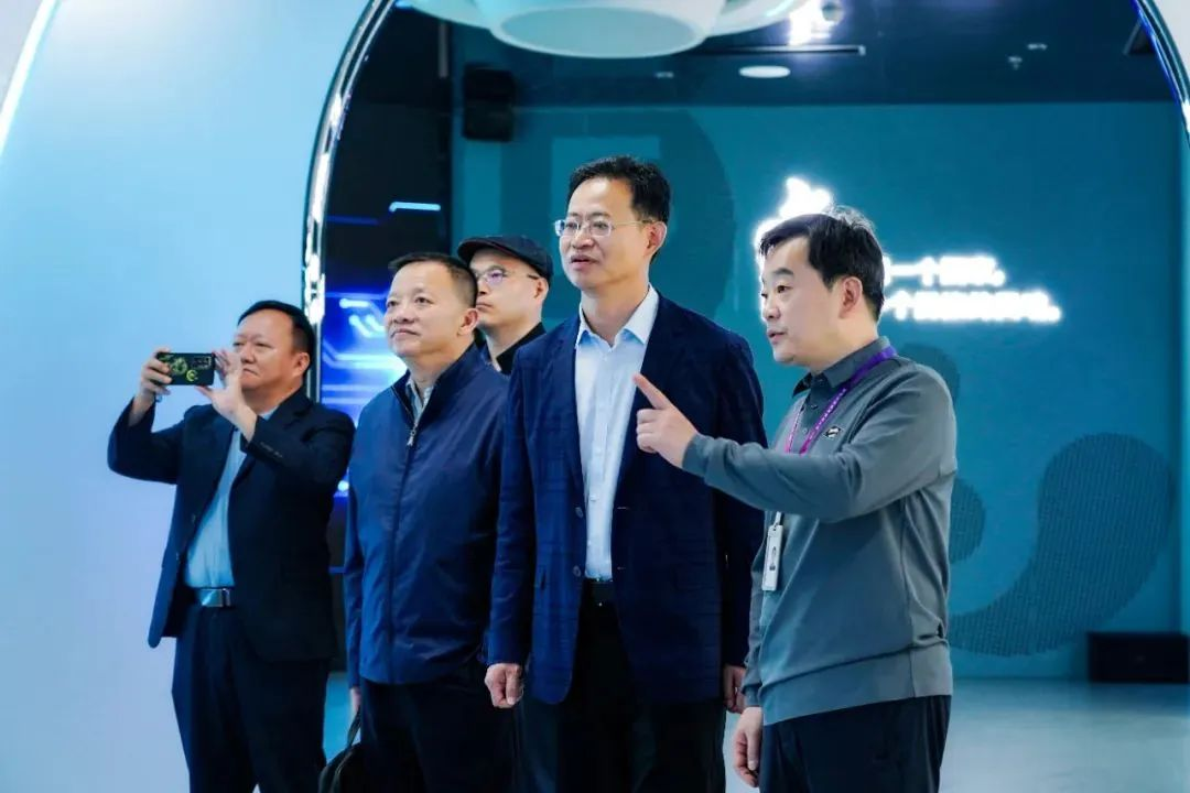 2024120602 國家廣電總局發(fā)展研究中心一行赴利亞德勵豐文化調(diào)研指導(dǎo)